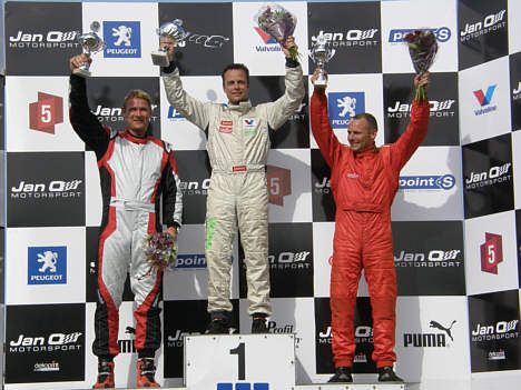 Claus Christensen øverst på podiet efter race 2, her flankeret af Per Poulsen (2. pl.) og Martin Clausen (3. pl.).